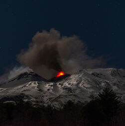 Emissão de cinzas do vulcão Etna continua a perturbar ligações aéreas na Sicília