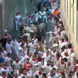 Primeira corrida de touros de San Fermín enche ruas de Pamplona