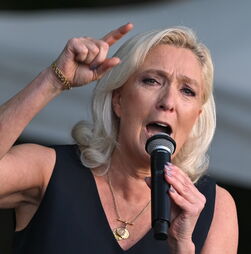 Marine Le Pen mantém aberta a porta do Eliseu após decisão do Tribunal de Recurso diminuir a pena