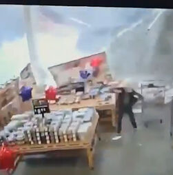 O momento em que teto desaba num supermercado em New Jersey devido à chuva intensa