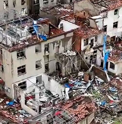 Imagens aéreas mostram destruição causada por tornado e tempestades na China