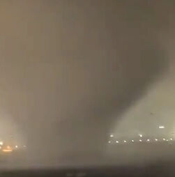 Imagens mostram tornado gigante a atravessar cidade durante fortes tempestades no centro da China