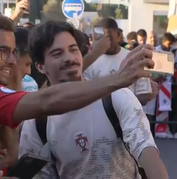 Autógrafos e 'selfies': Seleção Nacional recebida por fãs no aeroporto de Lisboa
