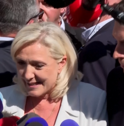Marine Le Pen arranca campanha para as presidenciais francesas apesar da condenação