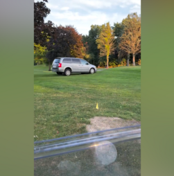 Jogadores de golfe surpreendidos por perseguição policial em campo nos EUA 
