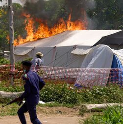 Rumores de que “ébola não é real” leva população do Congo a incendiar centros médicos e agredir profissionais
