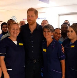 Príncipe Harry visita hospital pediátrico de Birmingham