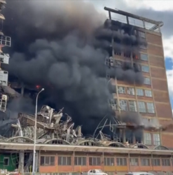 O momento em que violento incêndio provoca o colapso parcial de um edifício na República Checa