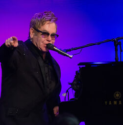 Duplos processam produtora por vídeo usado nos concertos de Elton John