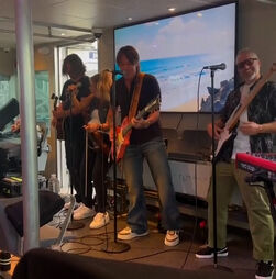 Keith Urban surpreende fãs com concerto a bordo de ferry em Nova Iorque