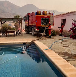 Bombeiros espanhóis abastecem em piscinas durante combate aos fogos na Andaluzia