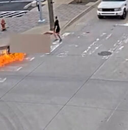 O momento em que homem lança ‘cocktail molotov’ contra outro de cadeira de rodas