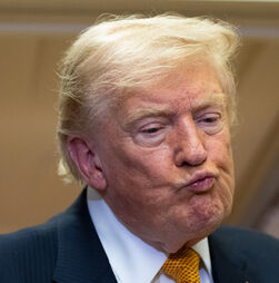 Trump diz que EUA têm 'mil mísseis' apontados caso o Irão o tente assassinar