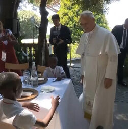 Papa Leão XIV almoça com pessoas carenciadas em Castel Gandolfo