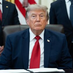 Trump abre a bolsa e paga indemnização a jornalista que o acusou de abuso sexual e difamação