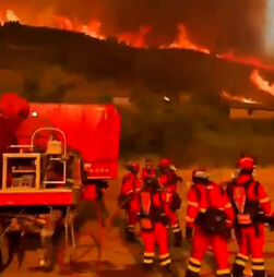400 bombeiros combatem incêndio florestal no nordeste de Espanha