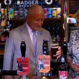 “Talvez seja um bom dia para afogar algumas mágoas”: rei Carlos III serve uma cerveja após derrota de Inglaterra