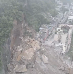 O momento em que deslizamento de terras atinge zona residencial na China 