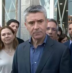 José Luís Carneiro: 'Montenegro tem de dizer quantos alunos têm classificações suspensas'