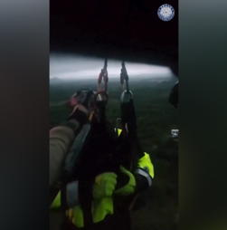 Equipas de emergência resgatam pessoas presas em carros submersos durante cheias no Texas  