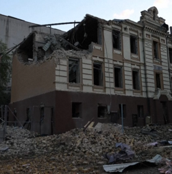 Imagens revelam rastro de destruição em Kiev provocado por ataque russo  