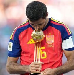 Mundial2026: Rodri conquista a 'Bola de Ouro', à frente de Messi e Mbappé
