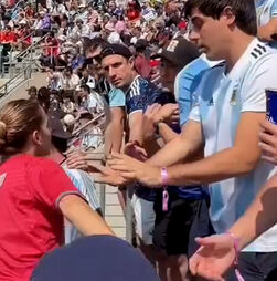 Mulher com camisola de Cristiano Ronaldo enfrenta fãs de Messi durante a final do Mundial 2026
