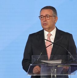 Exames: Seguro exige salvaguarda do princípio da igualdade após reunião com Montenegro