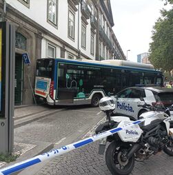 Autocarro sem condutor embate contra edifício no Porto