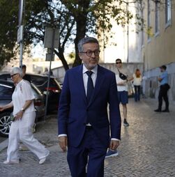 Habitação: Moedas retifica valor da limpeza do Rossio para mais de 138 mil euros