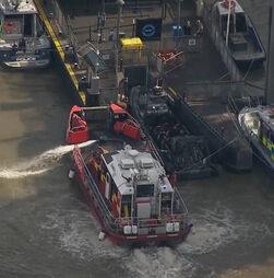 Barco da polícia choca contra ponte em Londres e lança agentes ao rio Tamisa