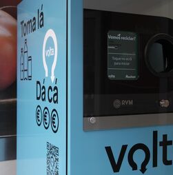 Café no Porto entrega embalagens Volta a pessoa carenciada e critica sistema