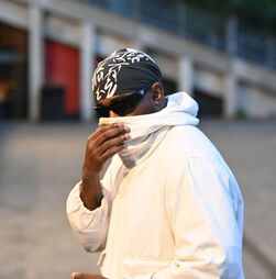 Génio perturbado ou radical em limpeza de imagem? Kanye West vai atuar no Algarve