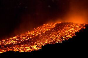 Monte Etna deslumbra com espetáculo de lava incandescente