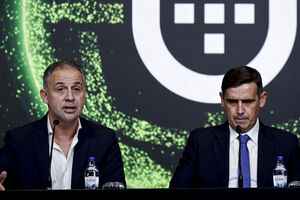 Duarte Gomes e Luciano Gonçalves na conferência do CA
