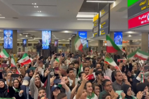 Seleção do Irão é recebida em festa ao regressar a casa após eliminação do Mundial
