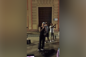 Robbie Williams surpreende fãs ao cantar um dos seus maiores êxitos nas ruas de Sevilha