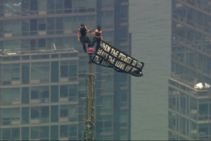 Dupla escala Empire State Building e exibe faixa sobre o “poder do amor”