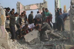 Iranianos tentam ajudar soterrados e recuperar corpos