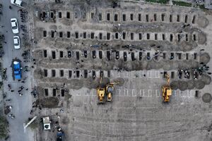 Imagem aérea de campas a serem preparadas para as vítimas. A imagem foi partilhado pelo Departamento Estrangeiro dos Media Iranianos