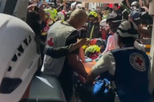 O momento em que Hernan é resgatado por equipa portuguesa após 7 dias soterrado nos escombros dos sismos na Venezuela