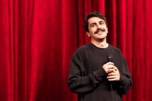 Deniz Göktaş durante espetáculo "Mar Morto"