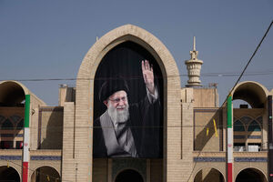 Um retrato de Ali Khamenei está pendurado na Grande Mesquita Imam Khomeini Mosalla