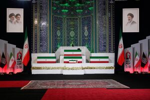 Os caixões de Ali Khamenei, ao centro na parte superior, e de membros da sua família são exibidos antes das cerimónias fúnebres