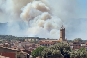 Incêndio de grandes dimensões alastra na Costa Brava e obriga milhares a permanecer em casa