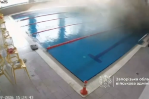 O momento em que míssil russo atinge piscina coberta no sul da Ucrânia