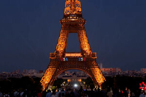 Torre Eiffel ilumina-se com as cores da bandeira dos EUA pelos 250 anos da independência