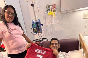 Hernán Gil Flores recebe camisola da Seleção Nacional assinada por Cristiano Ronaldo