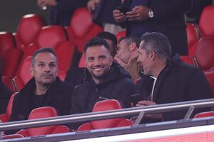 Samaris, ao centro, no Estádio da Luz
