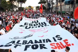 Protestos voltam a reunir milhares nas ruas de Tirana, na Albânia